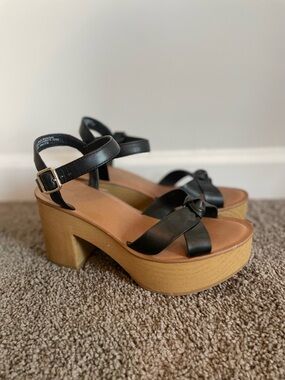 Universal Thread Black Wood-Look Sole Platforms